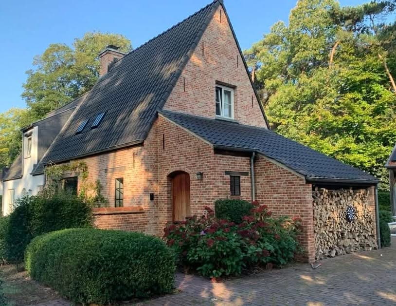 Landelijke woning in baksteen met afgewerkt buitenschrijnwerk